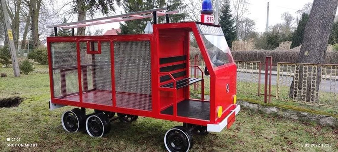 Przed remizą stanął wóz strażacki na... nakrętki Przed remizą stanął wóz strażacki na... nakrętki