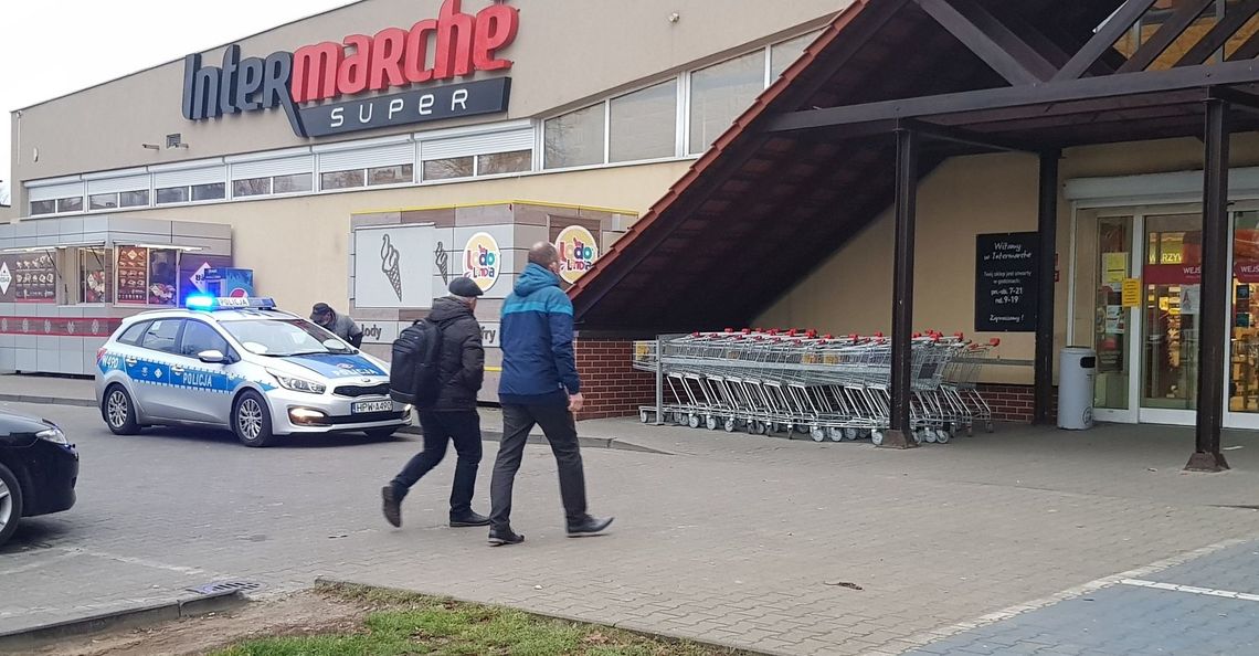 Przed sklepem stali, mandaty wypisywali Przed sklepem stali, mandaty wypisywali