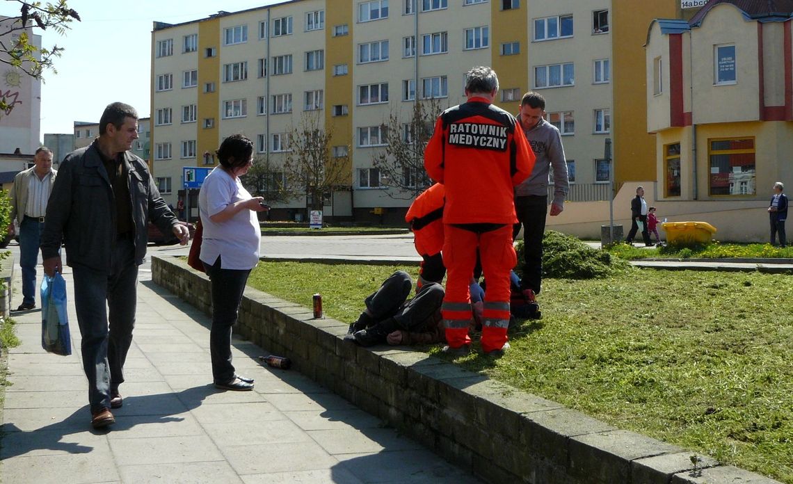 Przed targowiskiem leżał mężczyzna
Przed targowiskiem leżał mężczyzna