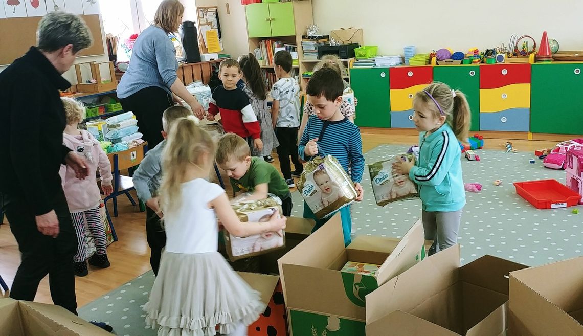 Przedszkolaki angażują się w pomoc Ukrainie Przedszkolaki angażują się w pomoc Ukrainie