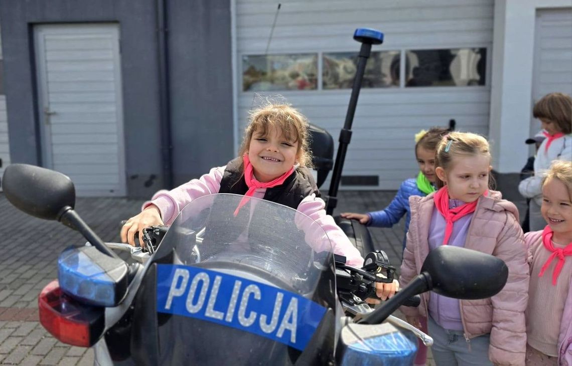 Przedszkolaki w gryfińskiej komendzie. Dzieci poznały tajniki policyjnej pracy