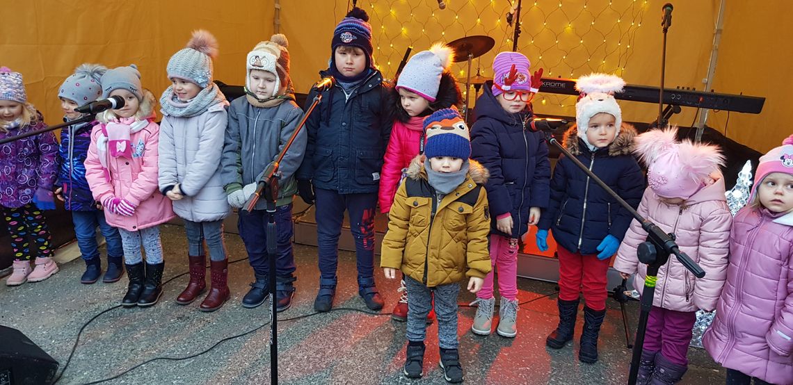 Przedszkolaki wystąpiły na świątecznym jarmarku