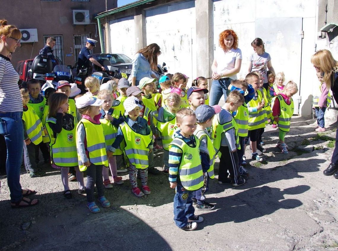 Przedszkolaki z wizytą w komendzie policji Przedszkolaki z wizytą w komendzie policji