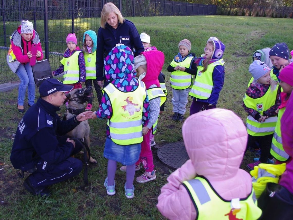 Przedszkolaki zaprzyjaźniły się z policyjnym psem Przedszkolaki zaprzyjaźniły się z policyjnym psem