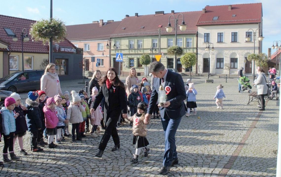 Przedszkolaki zaśpiewały hymn. Święto Niepodległości obchodzą tutaj przez dwa dni