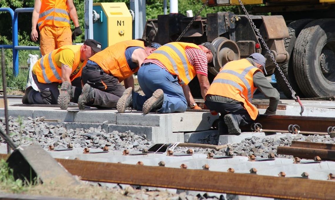 Przejazd kolejowy będzie remontowany dłużej Przejazd kolejowy będzie remontowany dłużej