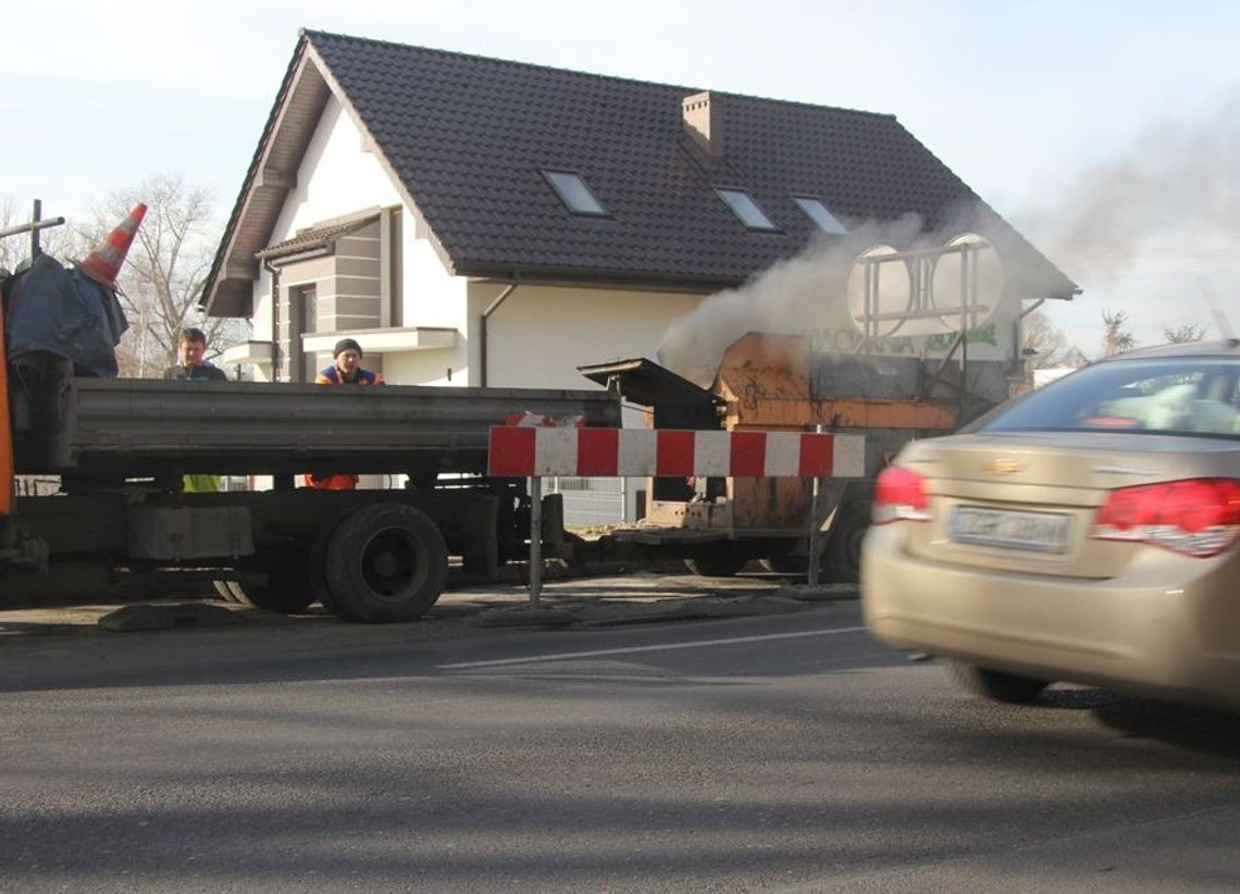 Przejazd wciąż utrudniony po awarii ciepłociągu Przejazd wciąż utrudniony po awarii ciepłociągu