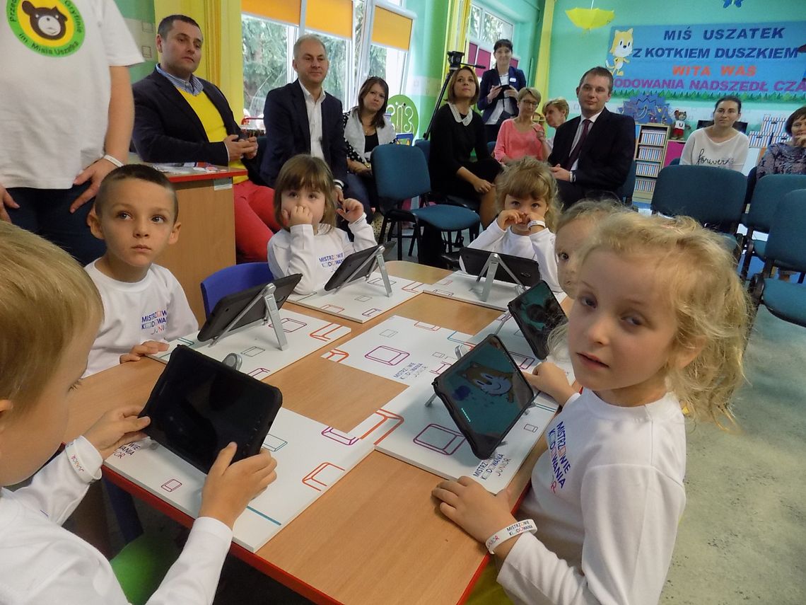 Przejęte przedszkolaki używają tabletów Przejęte przedszkolaki używają tabletów
