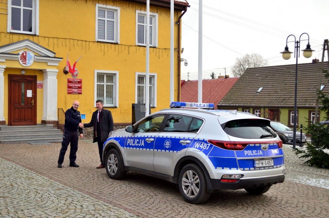 Przekazano nowy radiowóz zakupiony wspólnie przez policję i gminę
