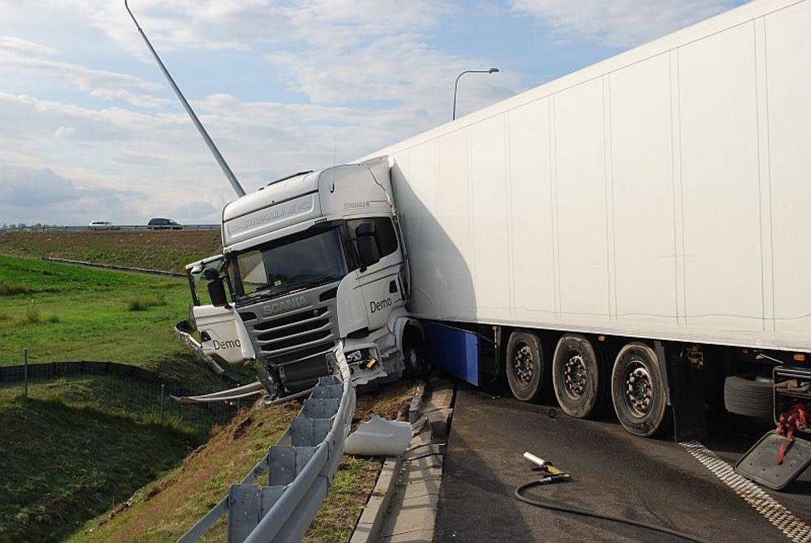 Przełamał barierki i zatrzymał się na nasypie Przełamał barierki i zatrzymał się na nasypie