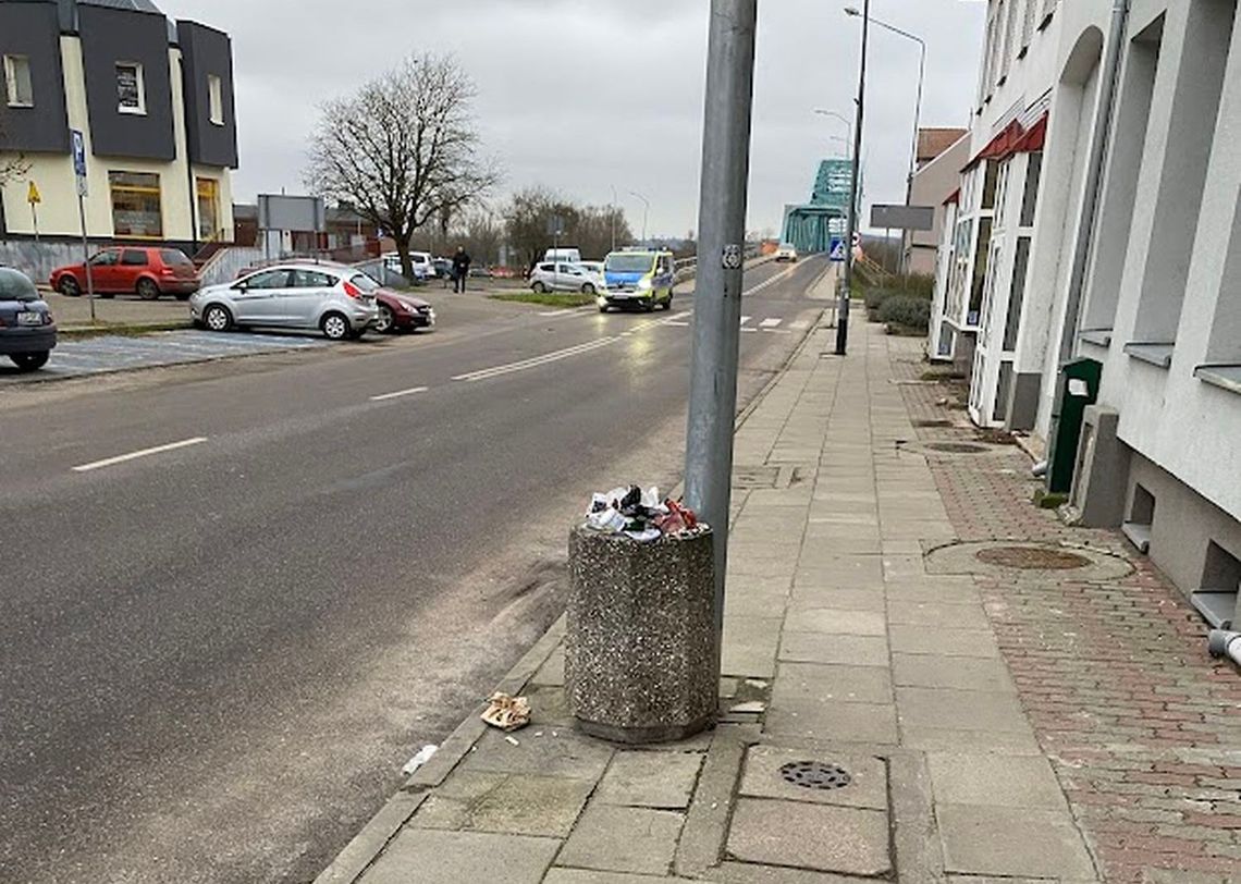 Przepełnione kosze czekają na opróżnienie