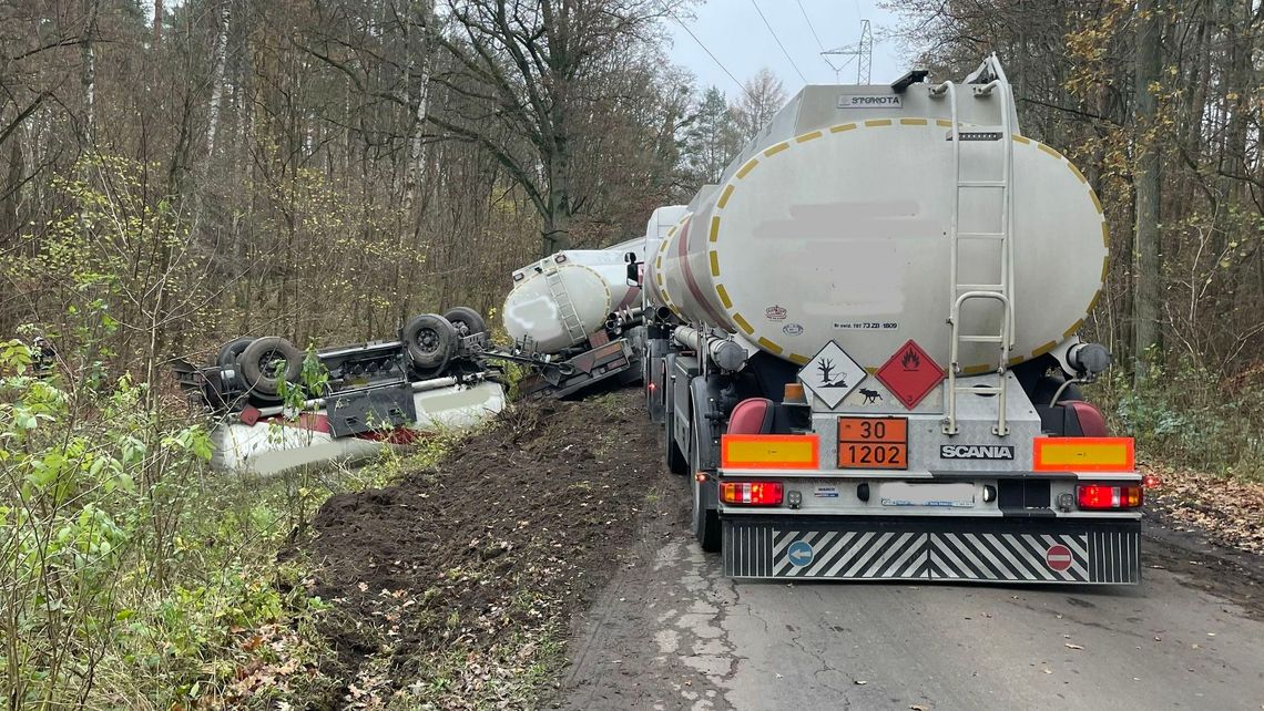 Przewróciła się cysterna. Przewoziła 27 tys. litrów paliwa [ZDJĘCIA]
