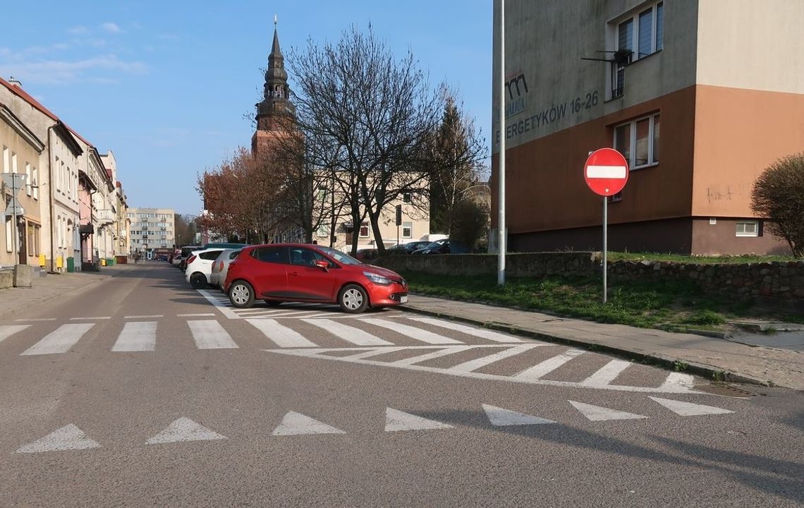 Przewróciła się na krzywym chodniku. Chce od gminy odszkodowanie 
