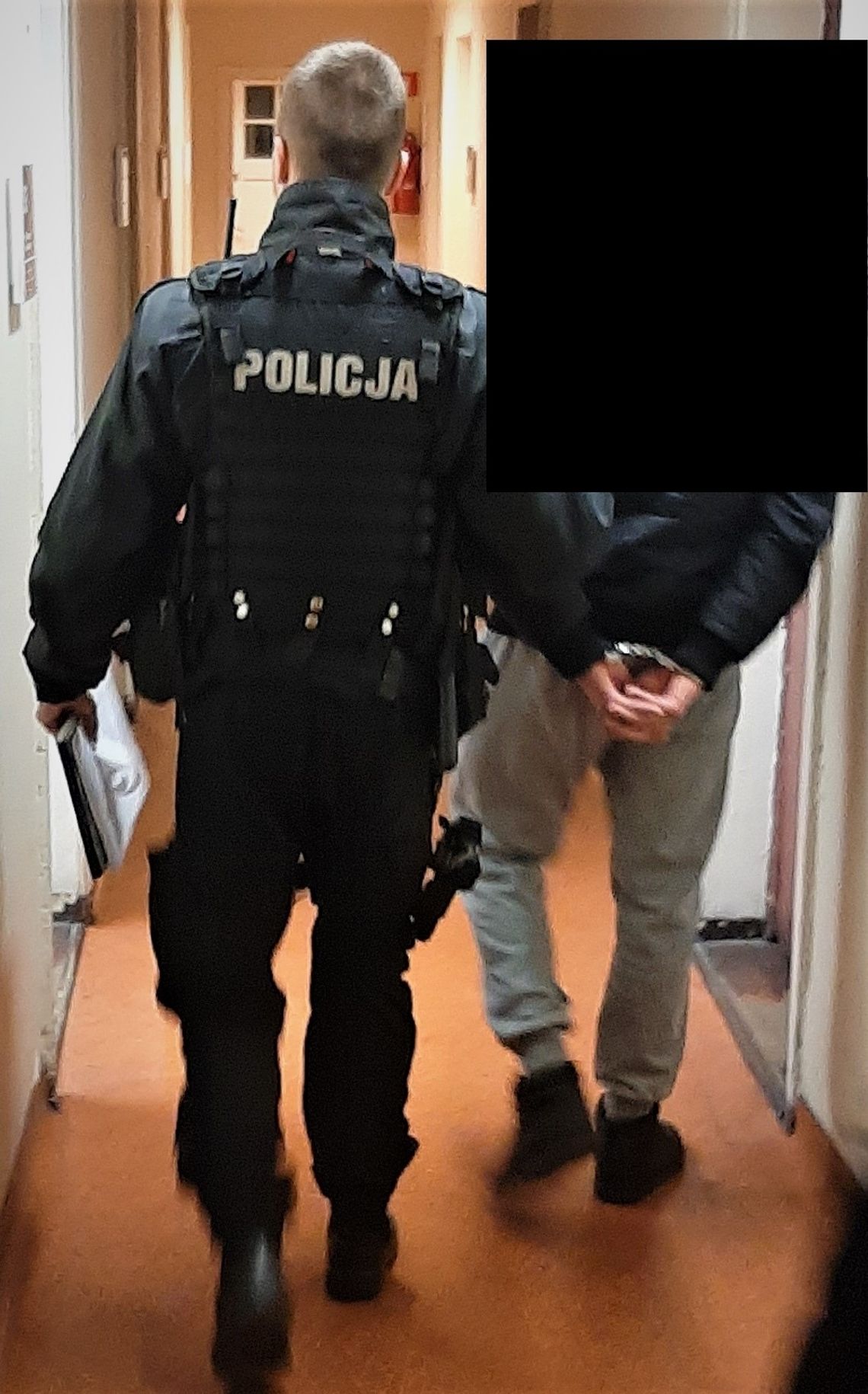 Przewrócili go na ziemię - grożąc zabrali łańcuszek i zegarek. Aresztowani na 3 miesiące