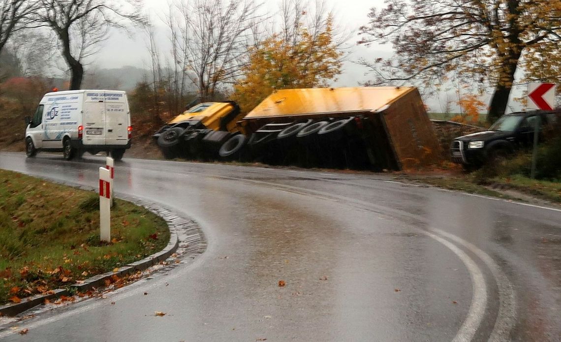 Przewrócona ciężarówka utrudnia ruch. Policja nie reaguje [ZDJĘCIA]