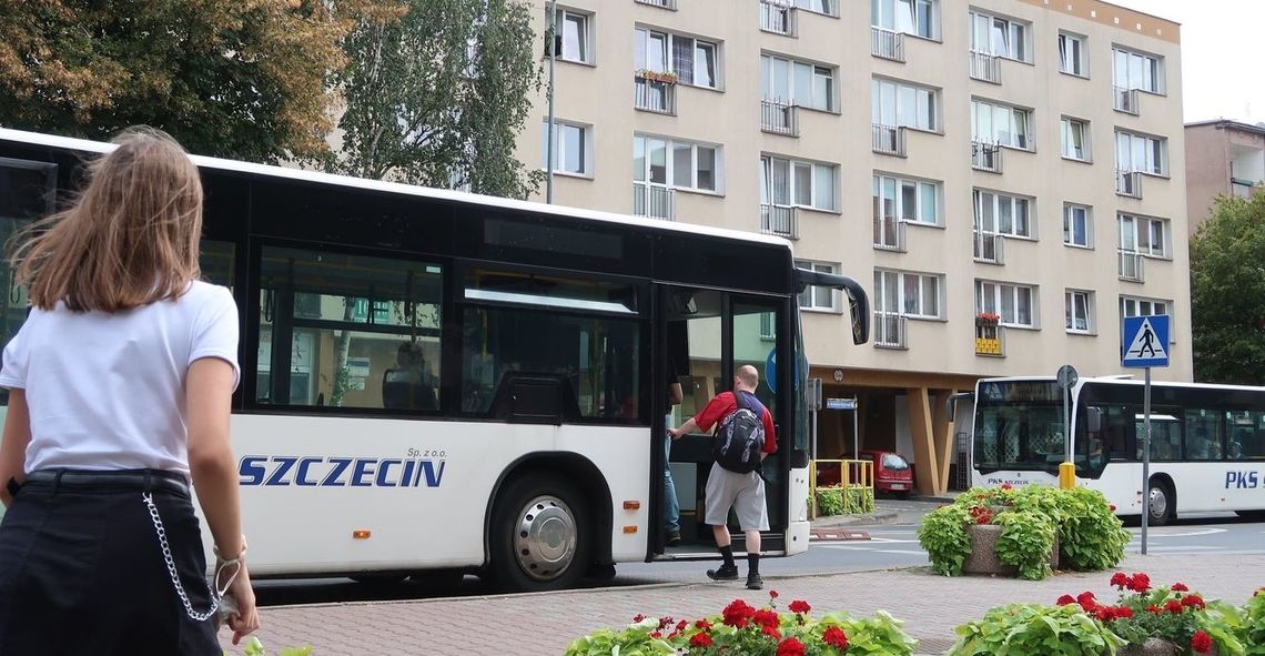 Przez autobus nr 1 spóźniliśmy się do pracy