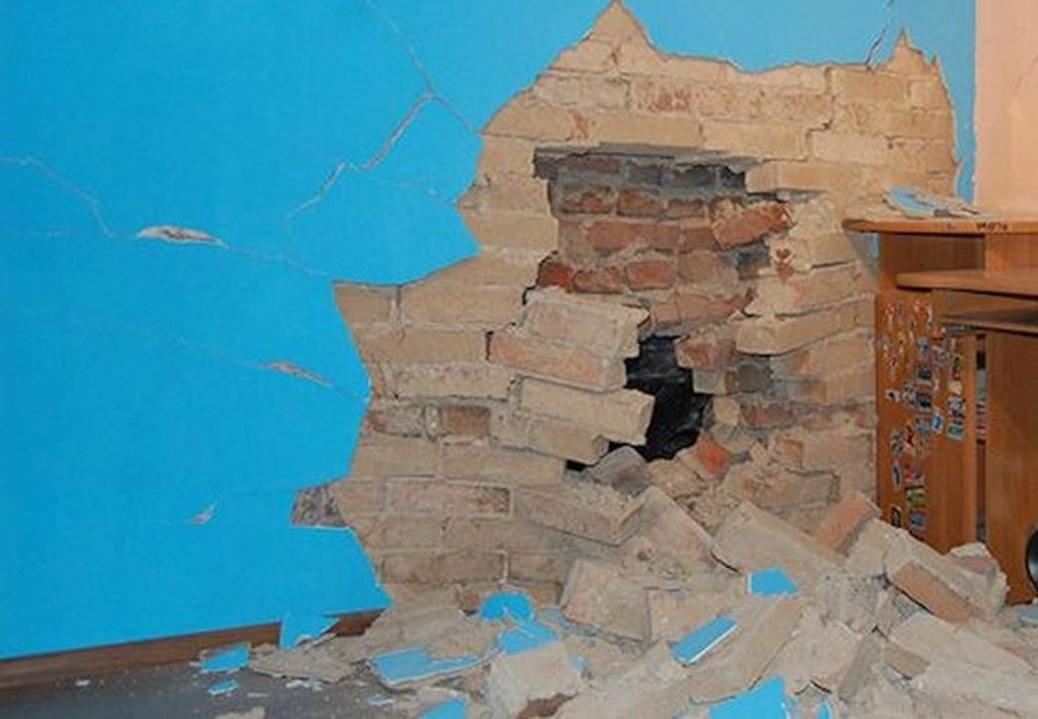 Przez dziurę w ścianie zniknęły papierosy za 150 tysięcy złotych