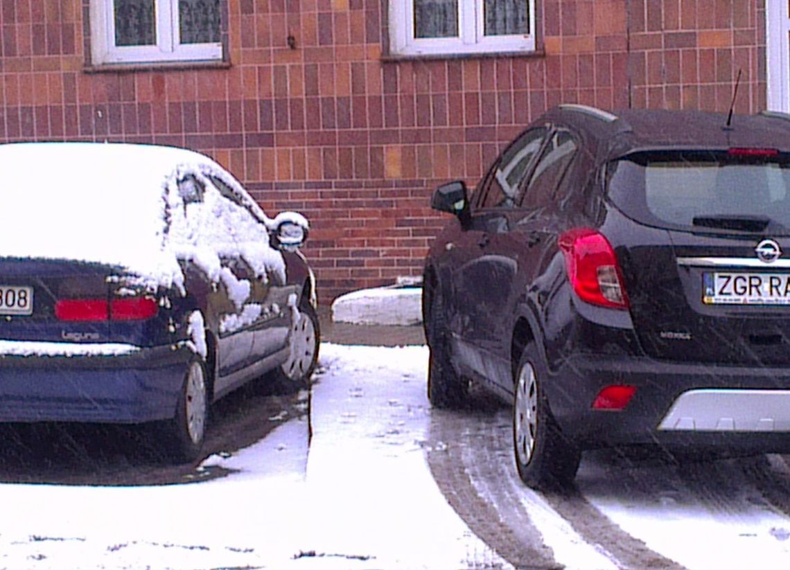 Przez śnieg nie dostrzegł końca parkingu?