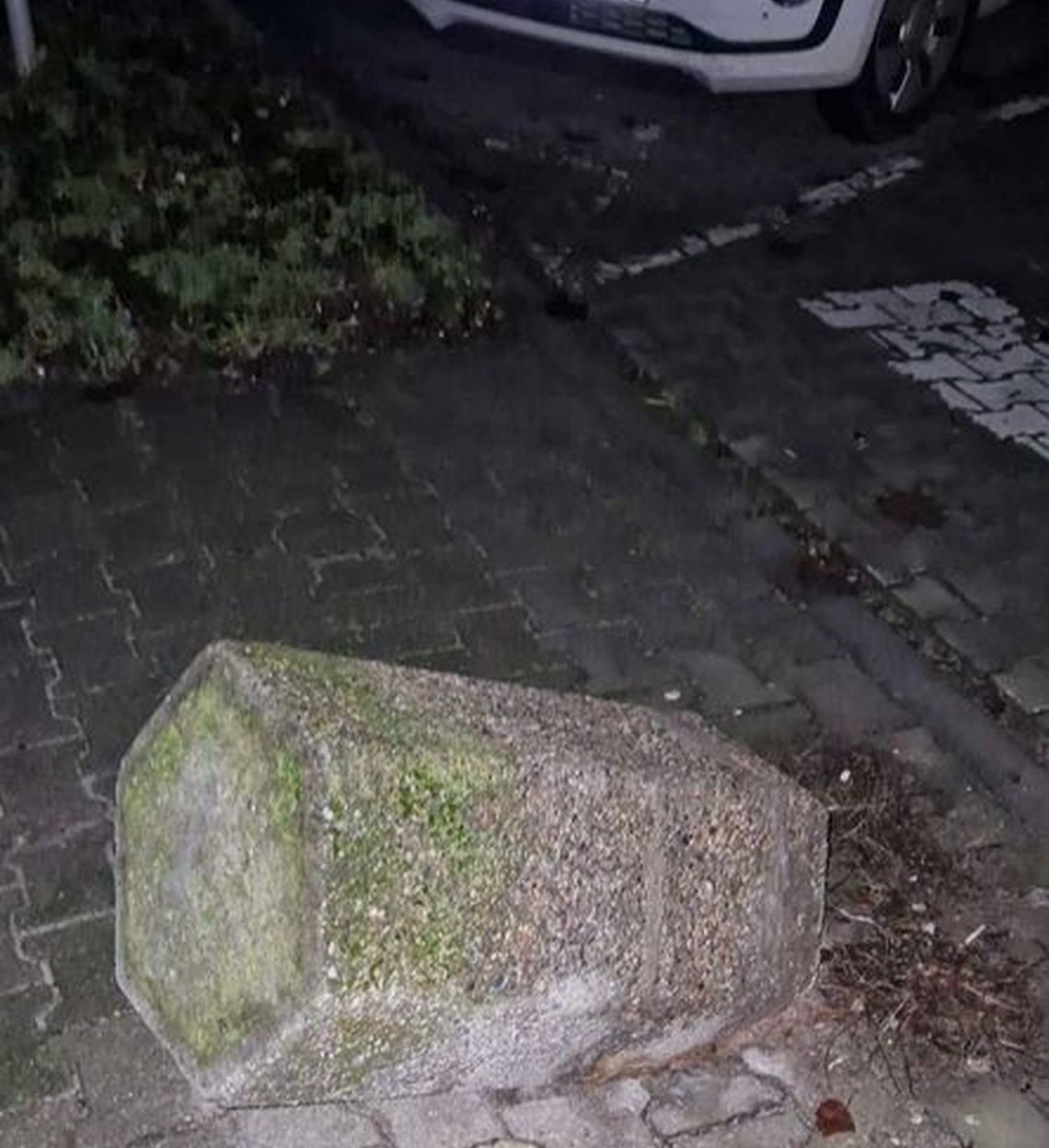 Przez taką betonową przeszkodę można stracić zdrowie Przez taką betonową przeszkodę można stracić zdrowie