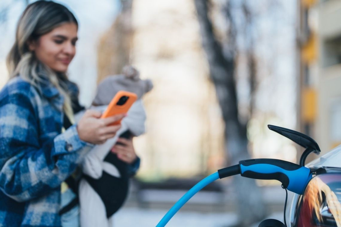 Elektryki ładują koło Biedronki [LISTA SKLEPÓW]