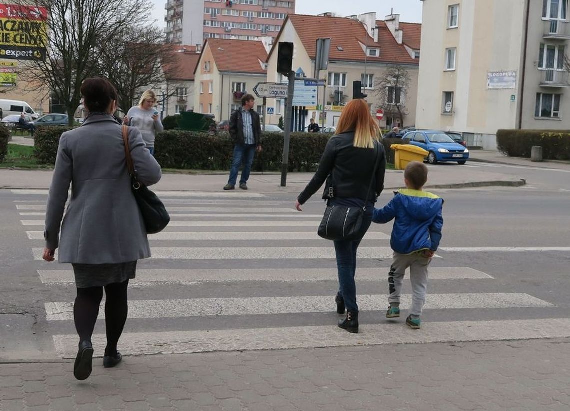 Przy jakim świetle należy przechodzić na drugą stronę? Przy jakim świetle należy przechodzić na drugą stronę?
