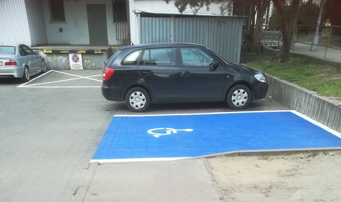 Przy Netto powstało miejsce parkingowe dla niepełnosprawnych [interwencja igryfino]