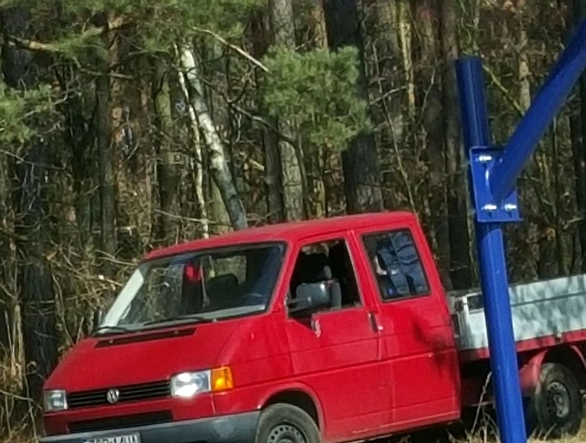 Przy świadkach wyrzucił odpady niedaleko boiska Przy świadkach wyrzucił odpady niedaleko boiska