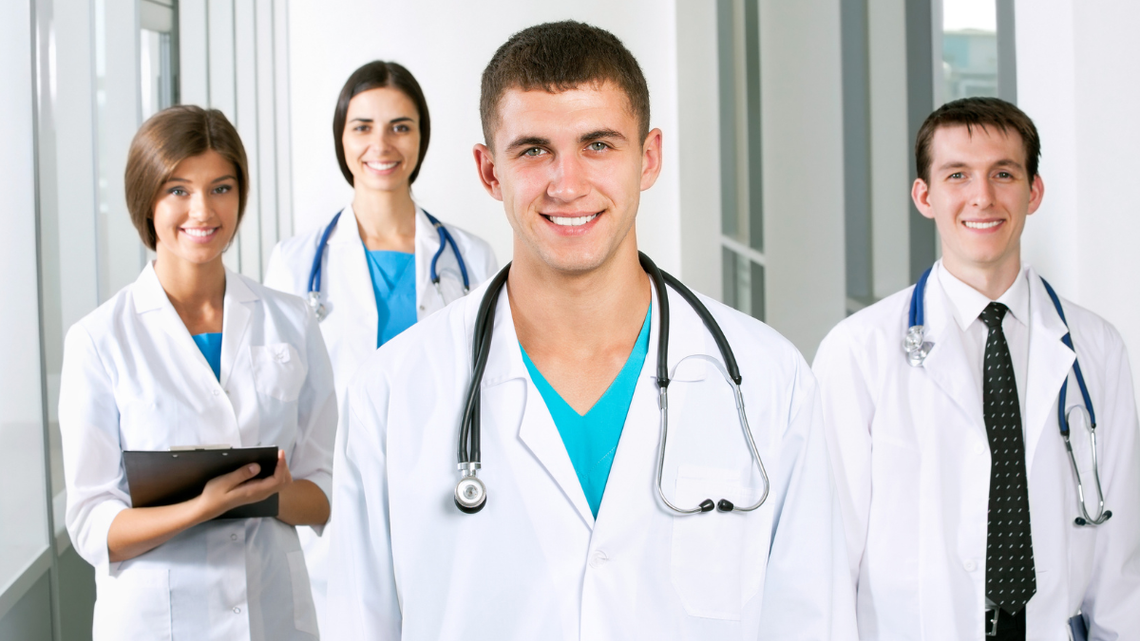 Lekarzy coraz więcej, ale wielu specjalistów brakuje. Więcej dentystów i specjalistów chorób wewnętrznych