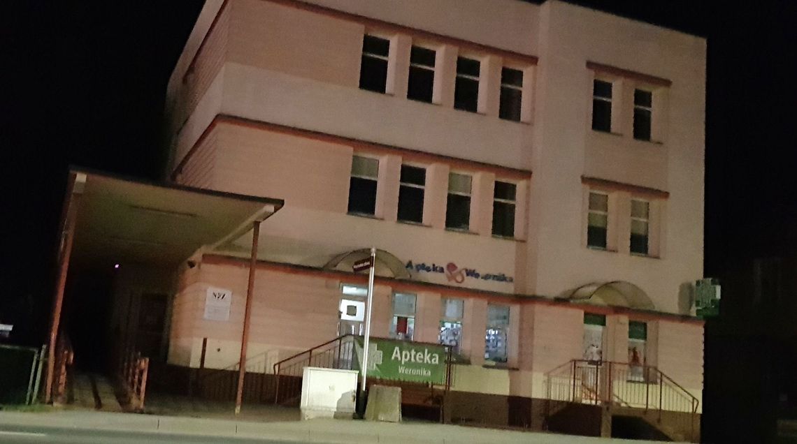 Przychodnia zamknięta z lekarzem i pielęgniarką w środku. Czekają na wyniki pacjenta podejrzanego o zakażenie koronawirusem Przychodnia zamknięta z lekarzem i pielęgniarką w środku. Czekają na wyniki pacjenta podejrzanego o zakażenie koronawirusem