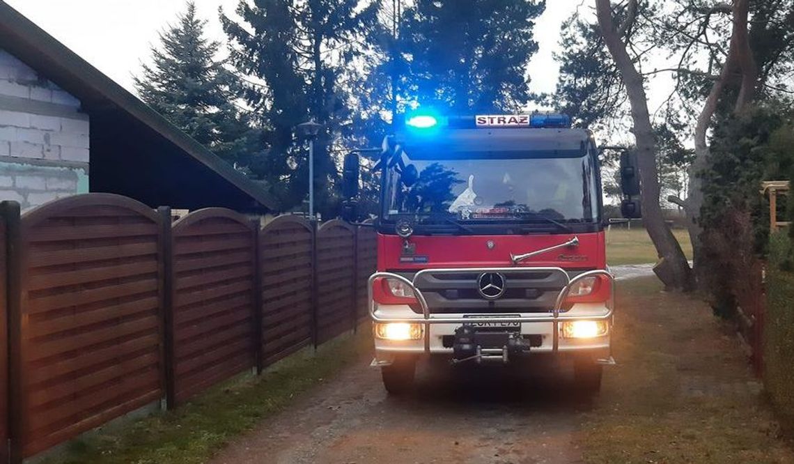 Przygniotło auto. Uszkodziło dach domu jednorodzinnego Przygniotło auto. Uszkodziło dach domu jednorodzinnego