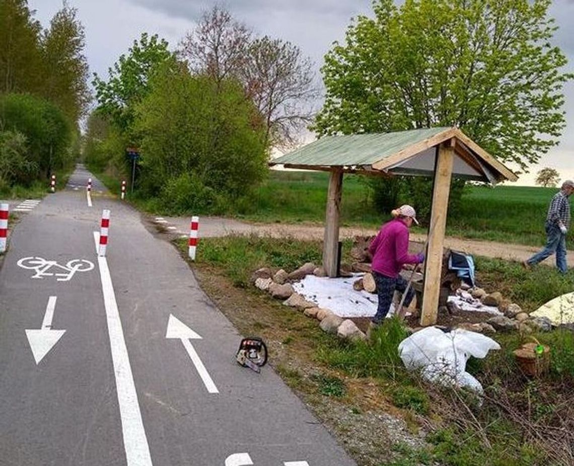 Przygotowali miejsce na odpoczynek dla rowerowych turystów i zapraszają na trasę