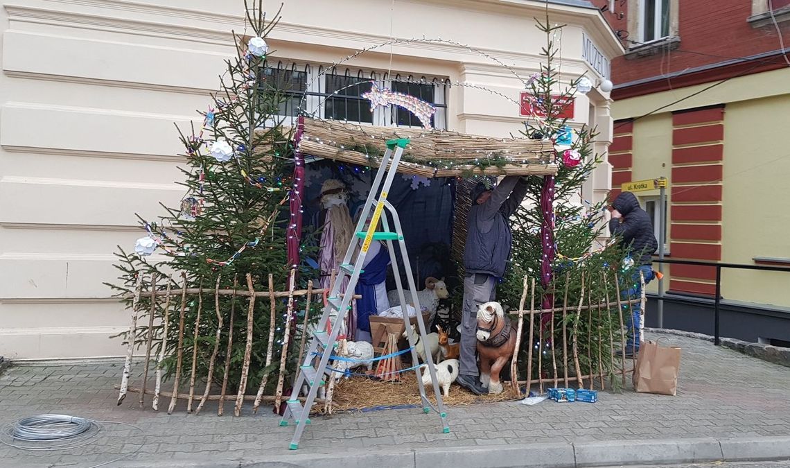 Przygotowują bożonarodzeniową szopkę Przygotowują bożonarodzeniową szopkę