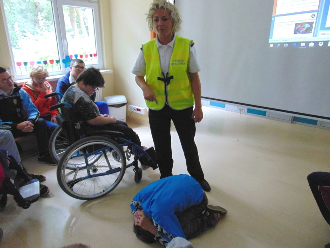 Przygotowują dzieci i młodzież do bezpiecznych wakacji