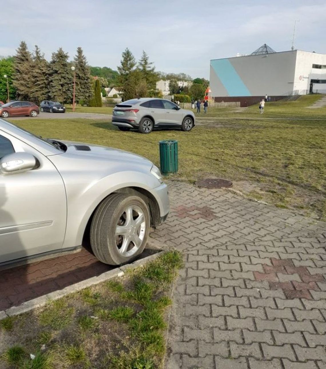 Przyjechał elektrykiem, a zaparkował nieekologicznie