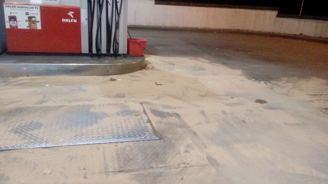 Przyjechała na stację paliw z rozwalonym bakiem Przyjechała na stację paliw z rozwalonym bakiem