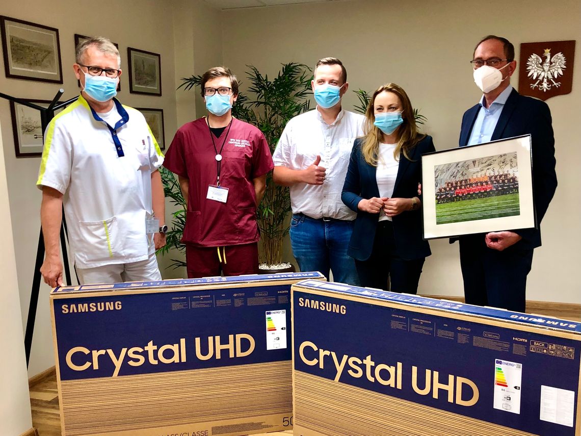 Przyjechali do szpitala z prezentami Przyjechali do szpitala z prezentami