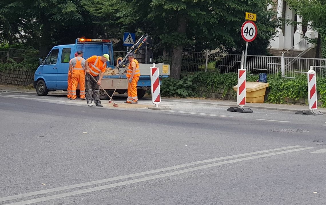 Przyjechali i naprawili jezdnię