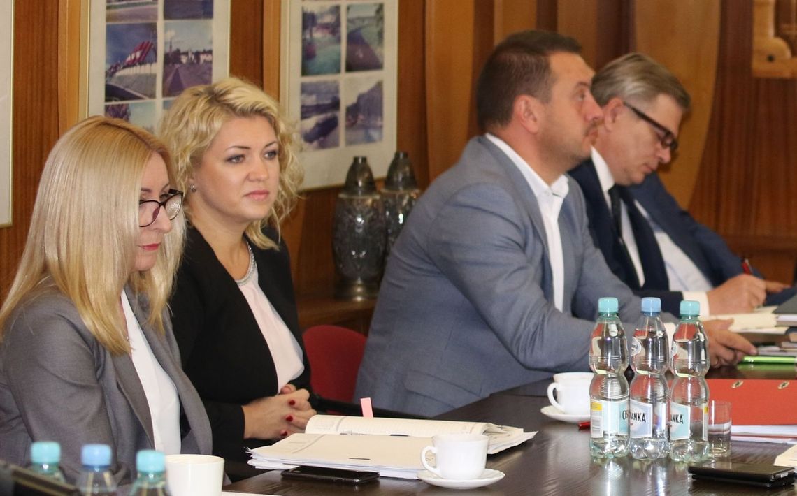 Przyniosłem popiół na głowy kłamczuchów - powiedział mieszkaniec i wręczył burmistrzowskiemu trio prezent Przyniosłem popiół na głowy kłamczuchów - powiedział mieszkaniec i wręczył burmistrzowskiemu trio prezent