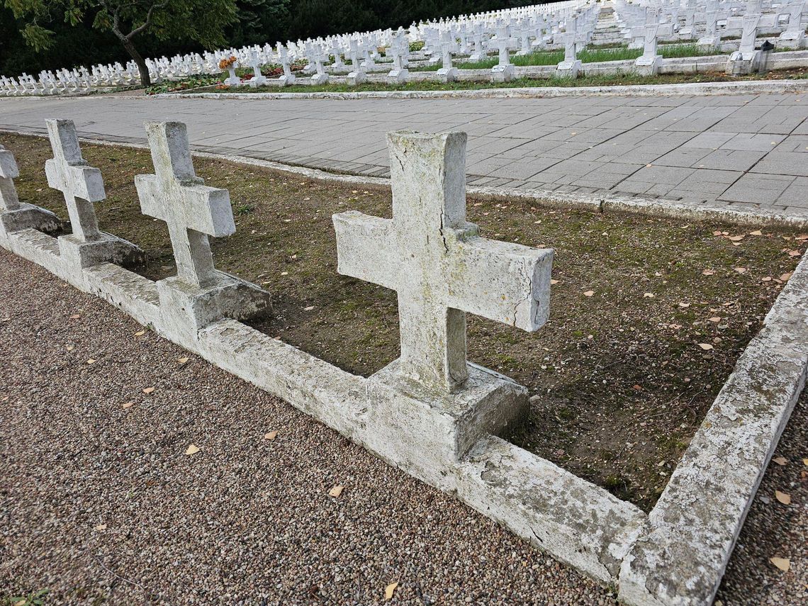 Przyszli zapalić znicze bohaterom. Okazało się, że groby są zaniedbane Przyszli zapalić znicze bohaterom. Okazało się, że groby są zaniedbane