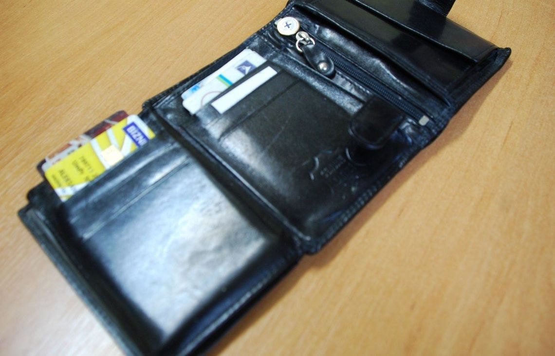 Przywłaszczył sobie cudze dokumenty i karty bankomatowe