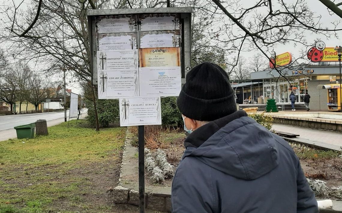 "Puchną" tablice z klepsydrami "Puchną" tablice z klepsydrami