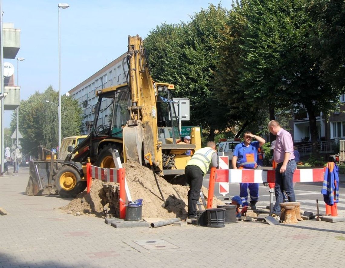 PUK leje wodę i blokuję główną ulicę PUK leje wodę i blokuję główną ulicę
