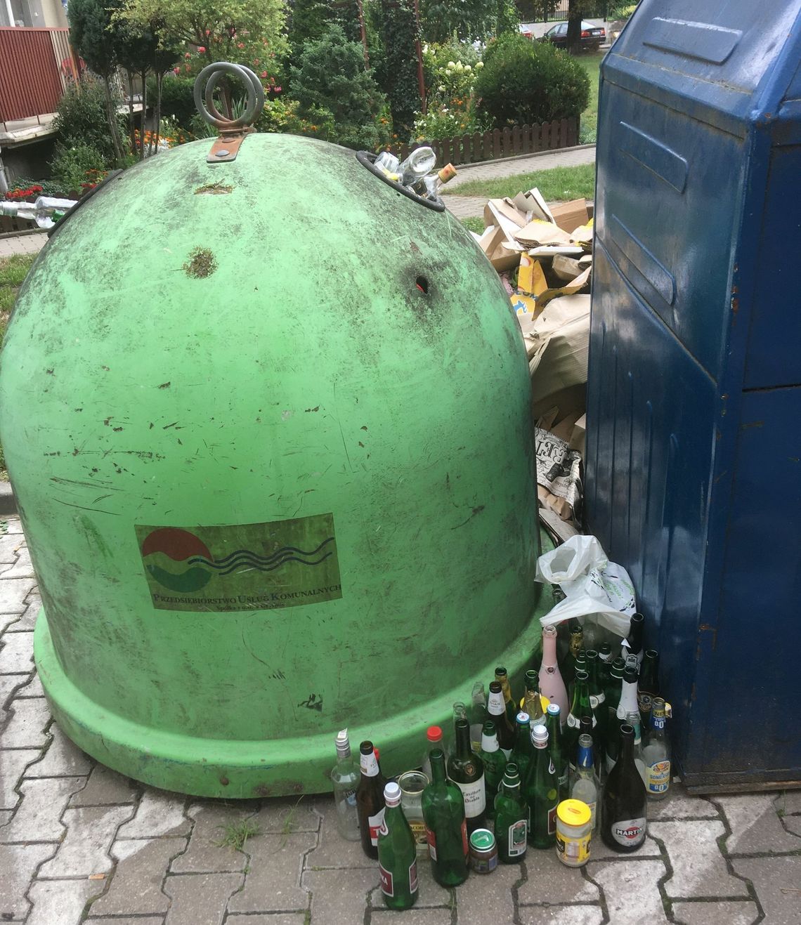 PUK nie wywozi odpadów leżących przy przepełnionych kontenerach - skarży się czytelnik PUK nie wywozi odpadów leżących przy przepełnionych kontenerach - skarży się czytelnik