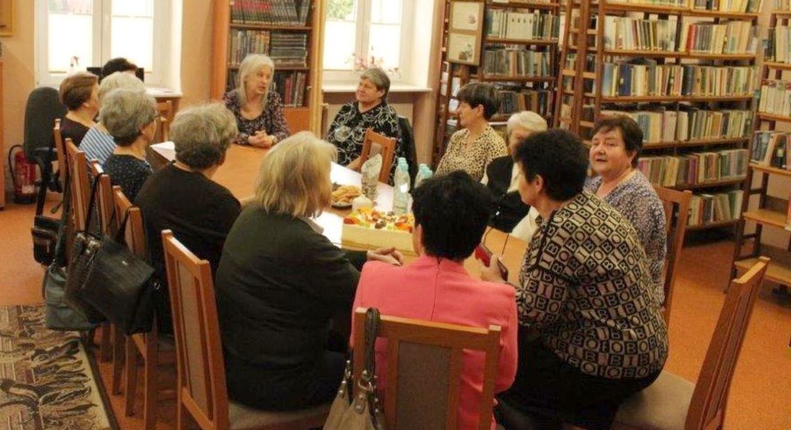Radna Marzena Wiese wspiera biblioteki. Ufundowała książki, nagrody oraz... tort