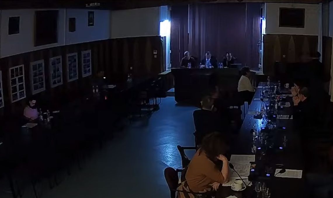 Radni siedzieli na sesji po ciemku. Burmistrz uciekł cichaczem