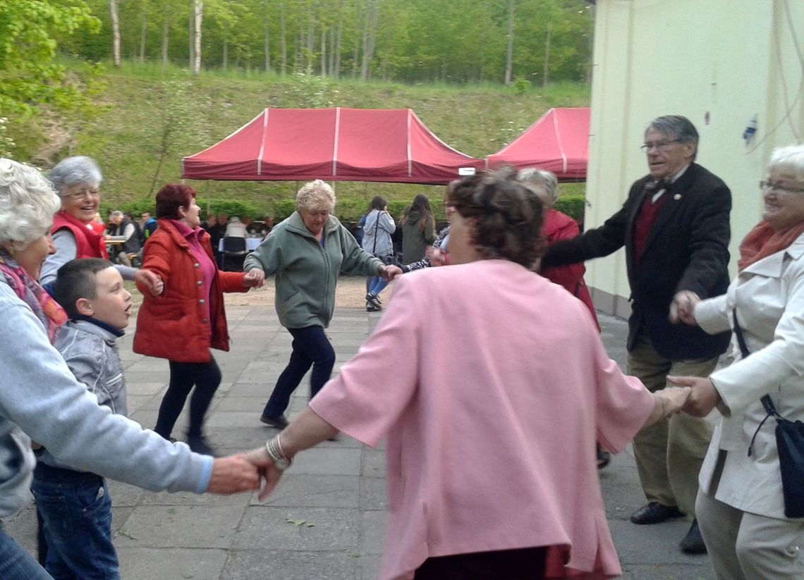 Radość z odpuszczenia grzechów pozwoliła im ruszyć w tany i zabawę Radość z odpuszczenia grzechów pozwoliła im ruszyć w tany i zabawę