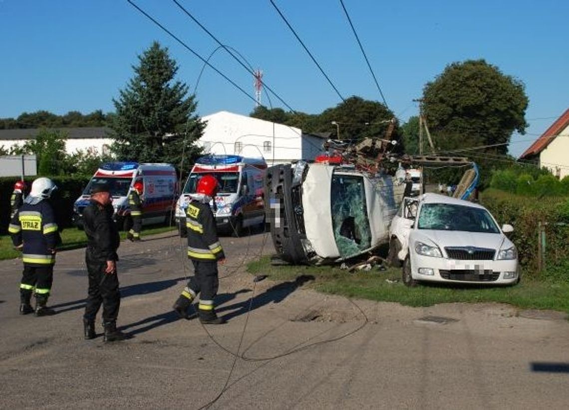 Ranni w zderzeniu samochodów osobowego i dostawczego Ranni w zderzeniu samochodów osobowego i dostawczego