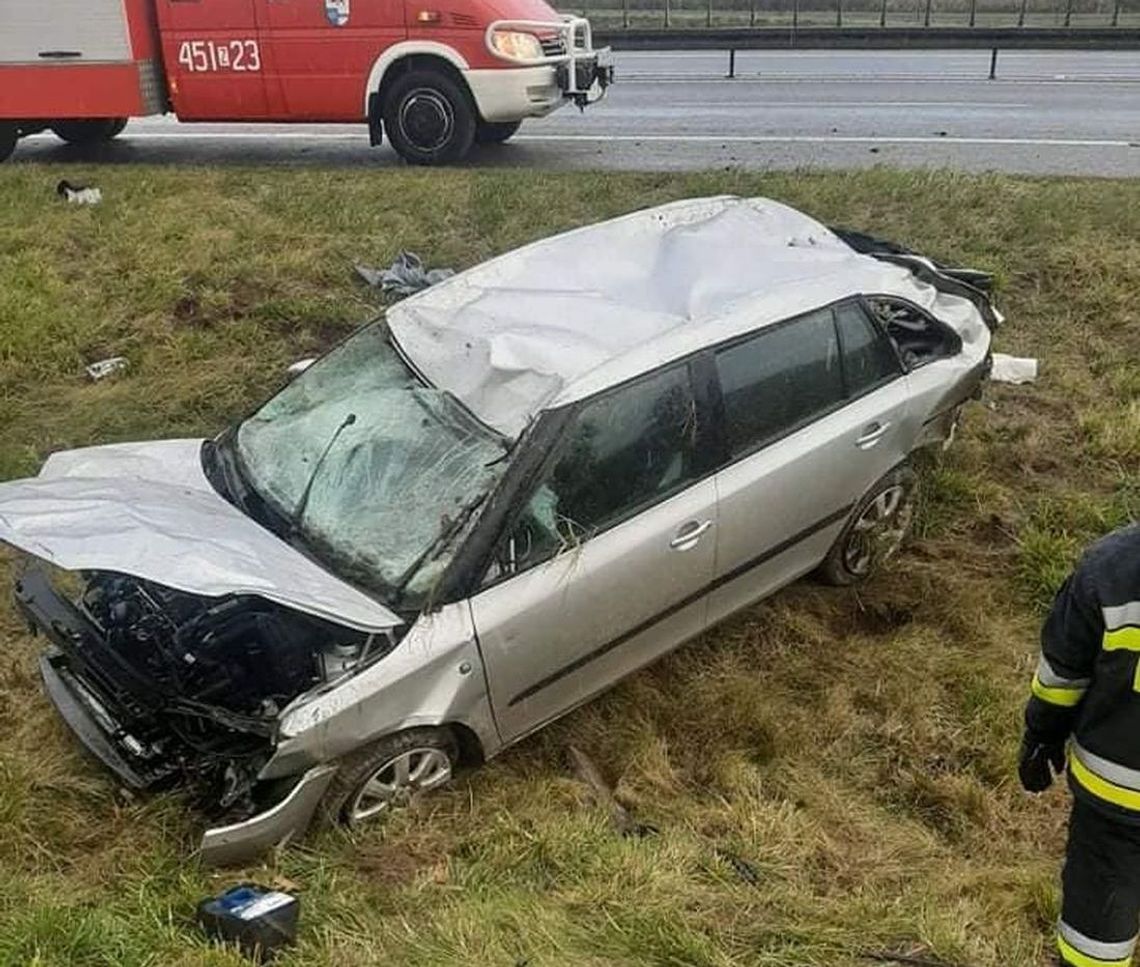 Ranny 25-letni kierowca został przetransportowany do szpitala Ranny 25-letni kierowca został przetransportowany do szpitala