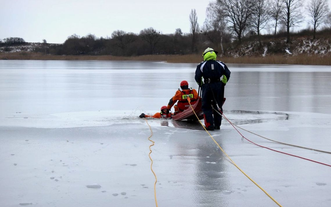 Ratowali tonącego, pod którym załamał się lód [zdjęcia]