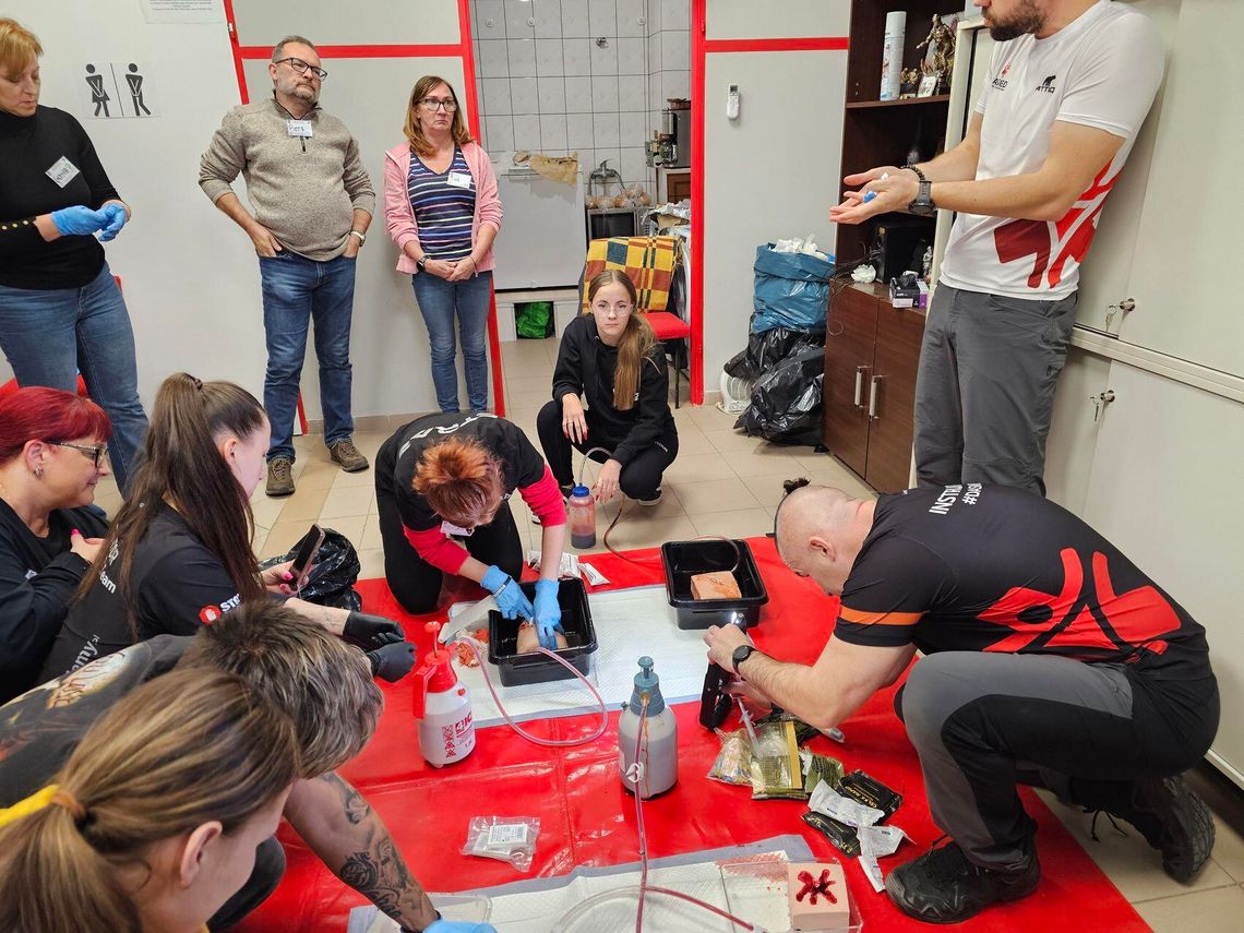 Ratujący życie sprzęt zamontowano na ścianie remizy. Dostępny jest 24/7 Ratujący życie sprzęt zamontowano na ścianie remizy. Dostępny jest 24/7